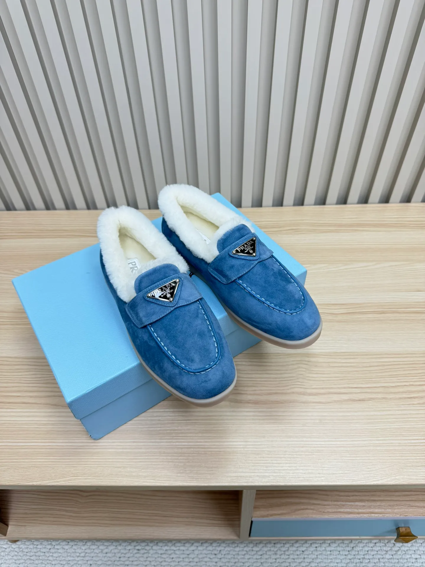 p580 Prada couple loafers｜Winter warmth and good looks at the same time online❄️👫 This is the C position of the shoe cabinet this autumn and winter! Prada's new couple's loafers are high-end yet still stylish~ ✨Imported frosted cowhide fabric, exquisite texture and high-end at first glance 🐑Australian imported sheepskin fur integrated lining, maximum warmth retention! It is also super warm to wear in winter in the north. 🔺The classic triangle logo embellishes the upper, which is simple and elegant, with perfect recognition. 💯Original TPU absorbent film outsole, non-slip, wear-resistant and durable. A must-have item for couples to go out on the street! The upper foot instantly enhances the overall outfit level, whether it is paired with a coat or a down jacket, it looks great ~ #Prada Loafers #coupleshoesrecommend #wintermusthaveshoes #luxurywear Outfit Fabric: Imported two-layer frosted cowhide Lining: Sheepskin imported from Australia One piece Outsole: Original Tpu absorbent film outsole Female size: 35~41 (customized in 41) Male size: 39~45 (customized in 45)